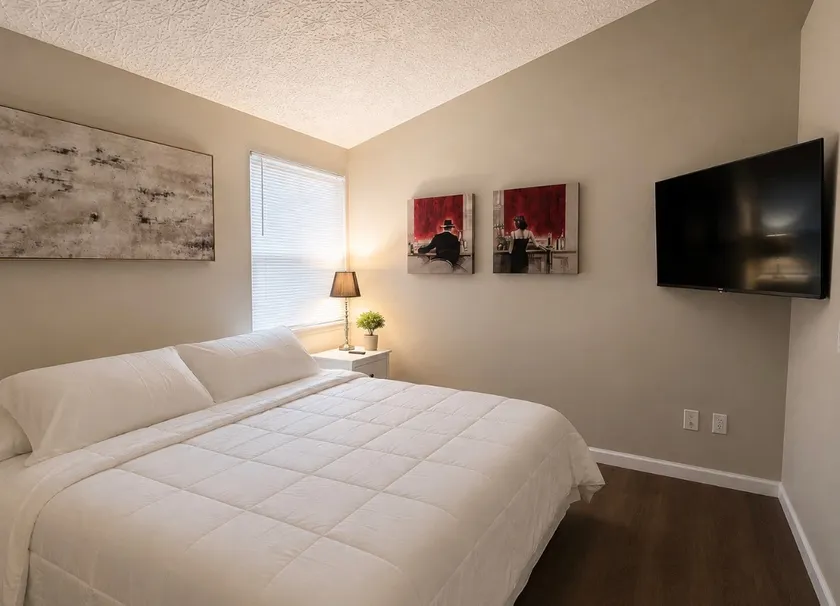 Brand new third floor luxury in quiet neighborhood - Image 1