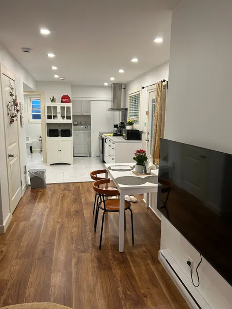 Cozy Garden Suite in North Vancouver - Image 1