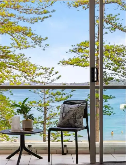 Luxe Beachfront Apt with Parking - Image 1