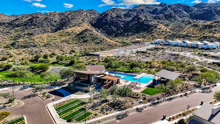 Mountain Luxe Retreat – Comfort & Resort Amenities - Image 1