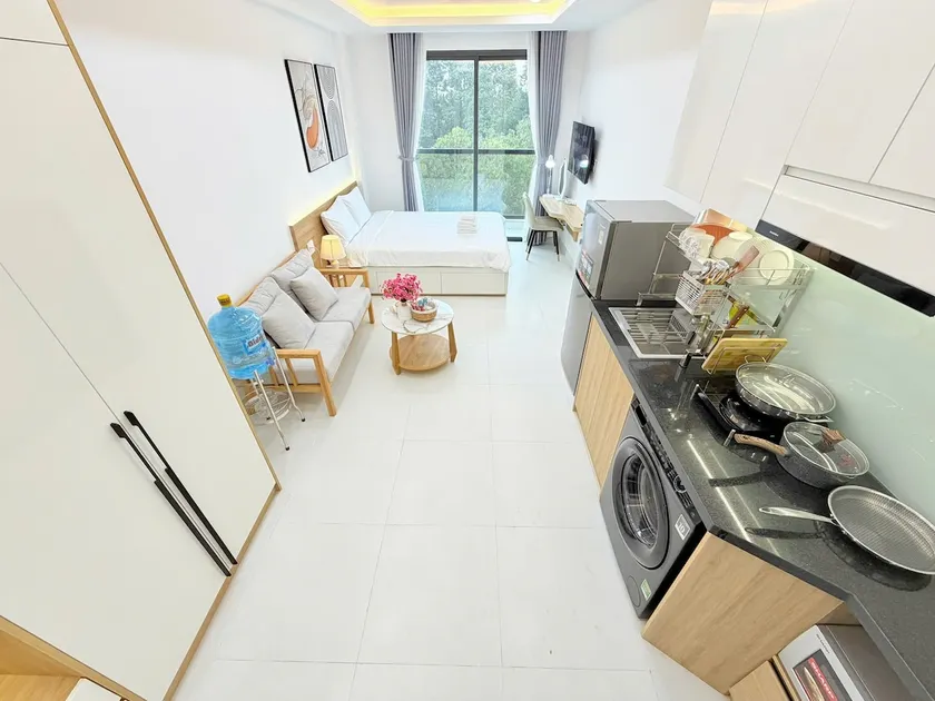 l 402 Suites l Spacious Studio w Balcony & Kitchen - Image 1