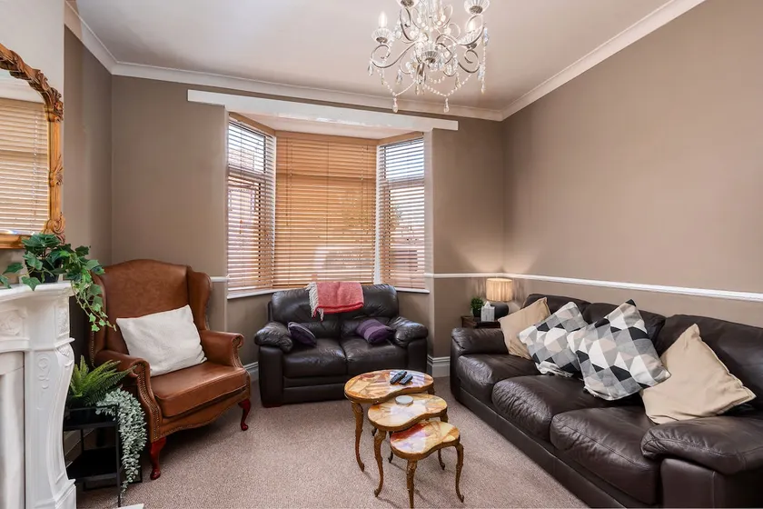 Charming 2 Bedroom House on the Iconic Humberside - Image 1