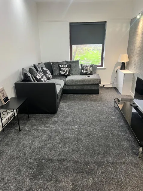 Lovely 2-bed flat, ideal for races, football, city - Image 1