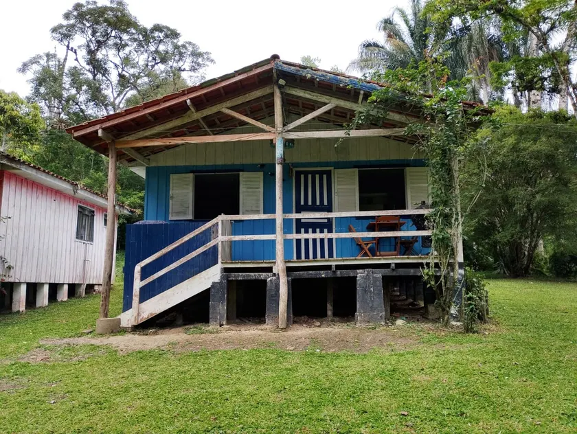 Lakefront chalet in Juquitiba - Image 1