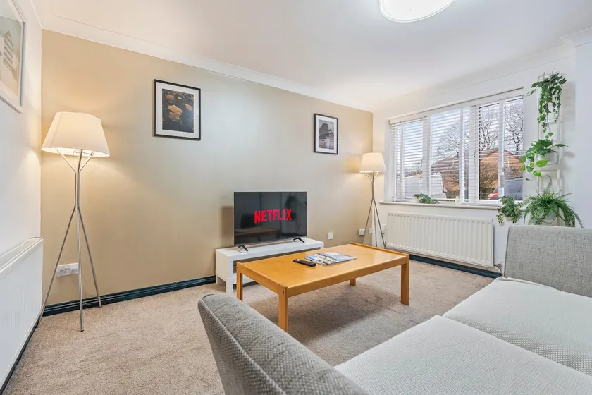 Modern Stay in Nuneaton with Free Parking - Image 1