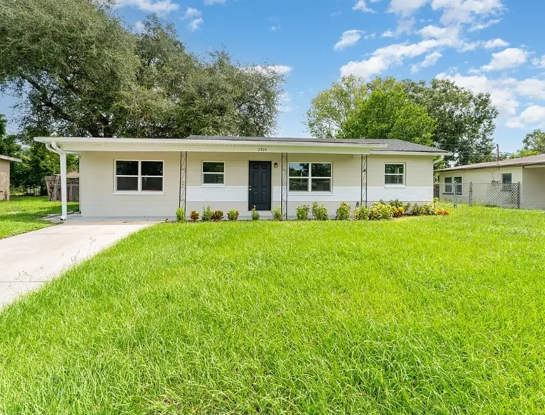Spacious 3BR Retreat • Near Lake Hollingsworth - Image 1