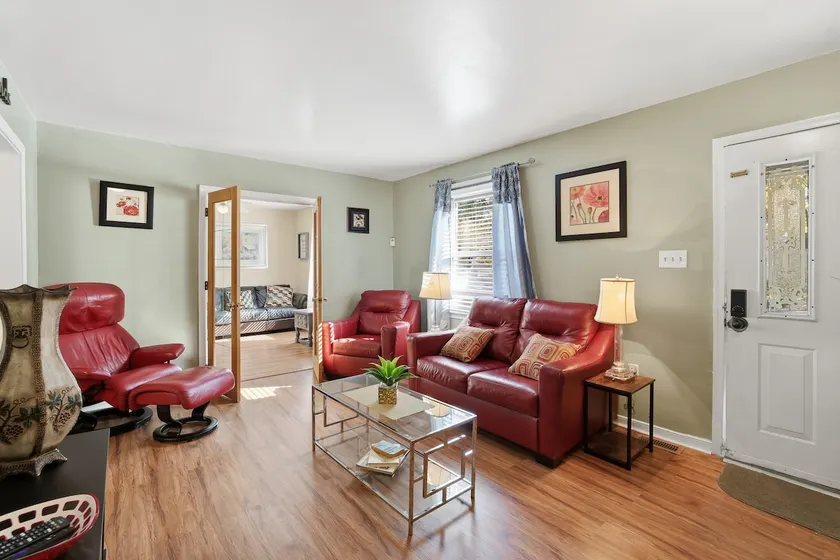 Next Stop: Comfort • 3 BR Near Amtrak Station - Image 1