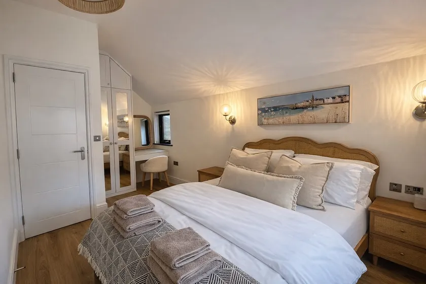 Beach Retreat, Stylish 1-Bed in Canford Cliffs - Image 1