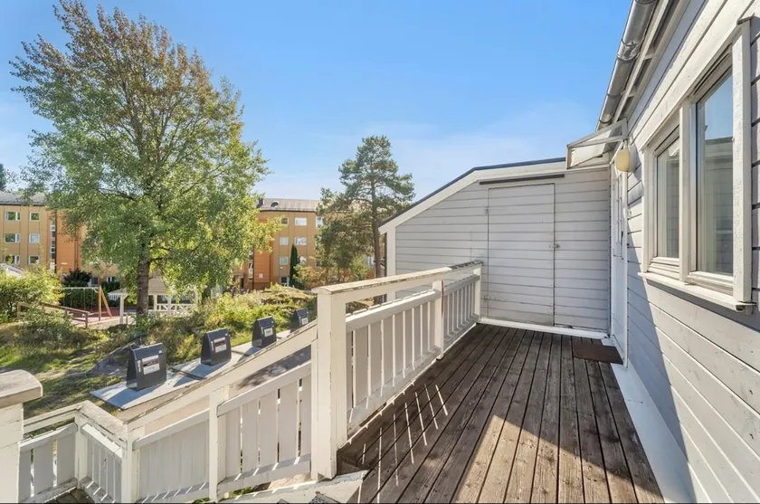 Peaceful Home with Private Entrance - Image 1