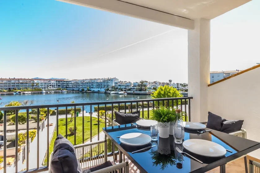 Pleasant apartment in private residence with community pool. - Image 1