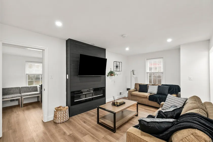 1 min to DC 8 beds sleeps 16 with yard and parking - Image 1