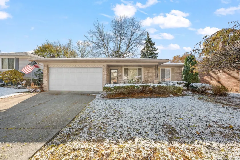 Charming 3BR home w/ yard and fireplace in Troy - Image 1