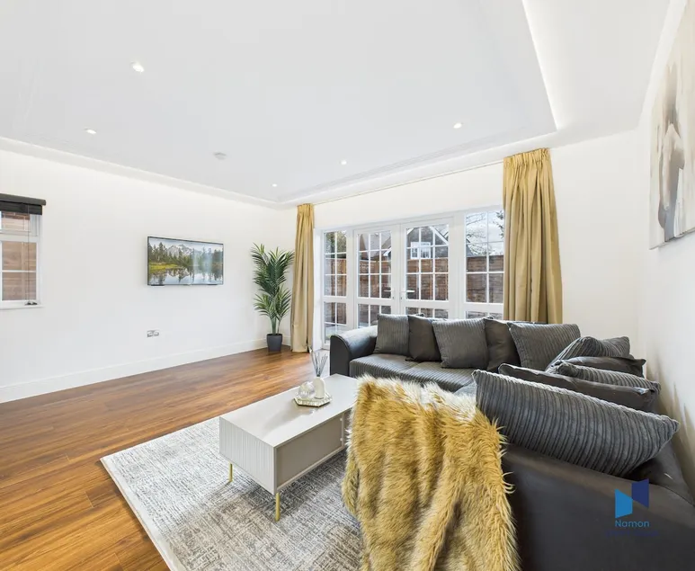 Luxurious 4-Bed Home, Sleeps 12, Free Parking - Image 1