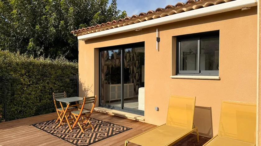 Apartment with garden, terrace and parking - Image 1