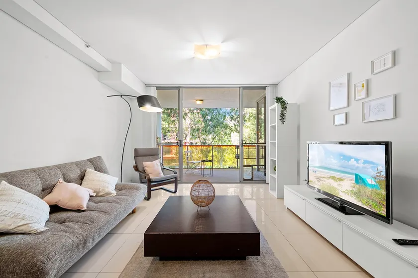 Light & Spacious 2BR | Easy Airport & City Travel - Image 1