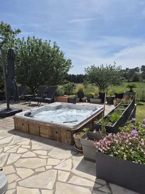 Quiet house with spa - Image 1