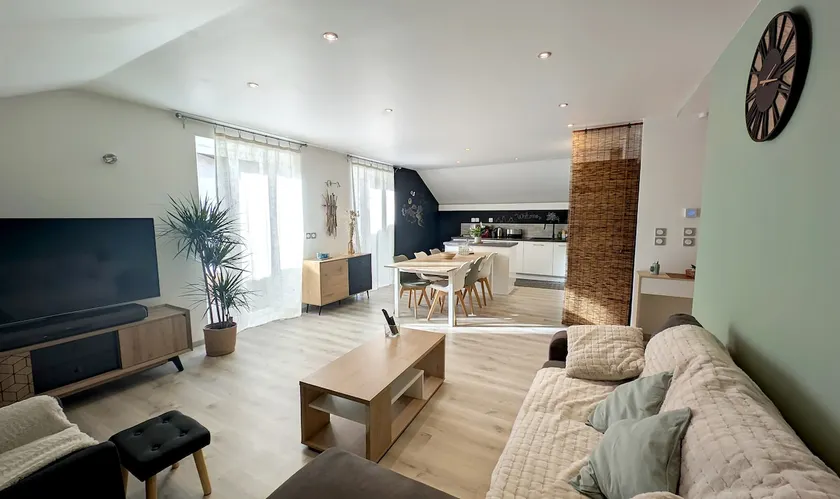 Comfortable apartment facing the train station - sleeps 4/6 - Image 1