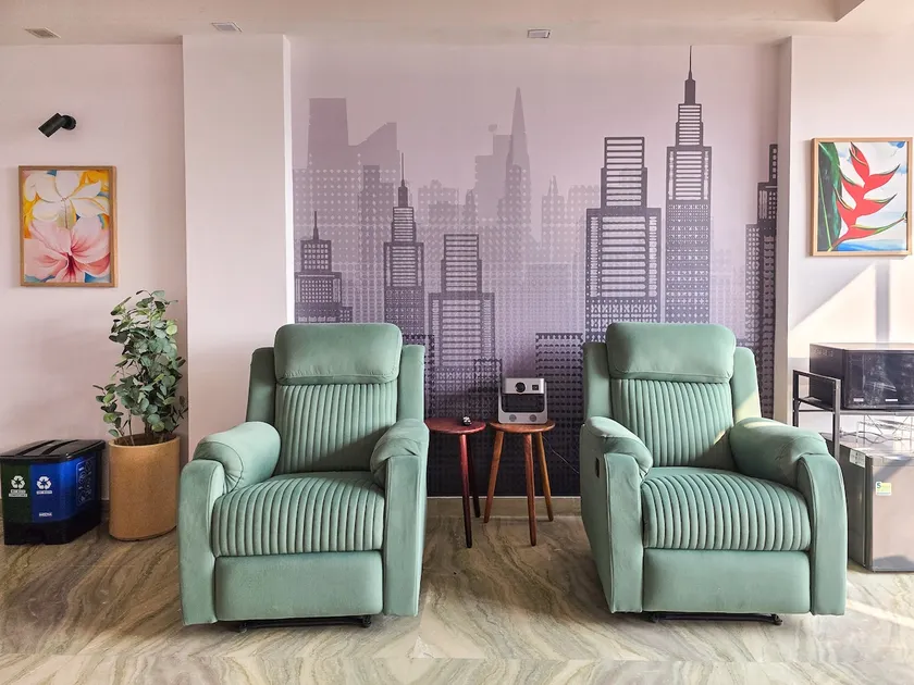③🄌① Living room + Projector + Bedroom & Balcony - Image 1