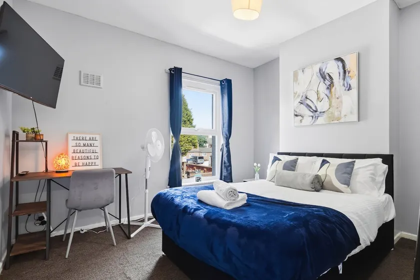 2-Bed Home | Free Parking & WiFi - Image 1