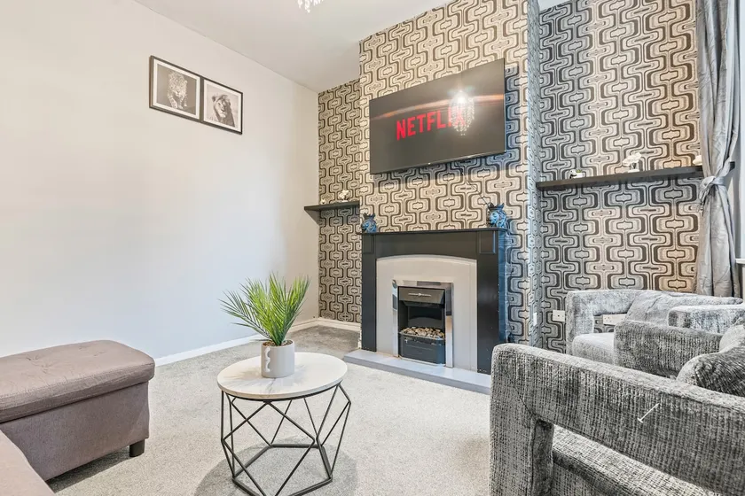 Cosy Home with free parking and Self Check in - Image 1