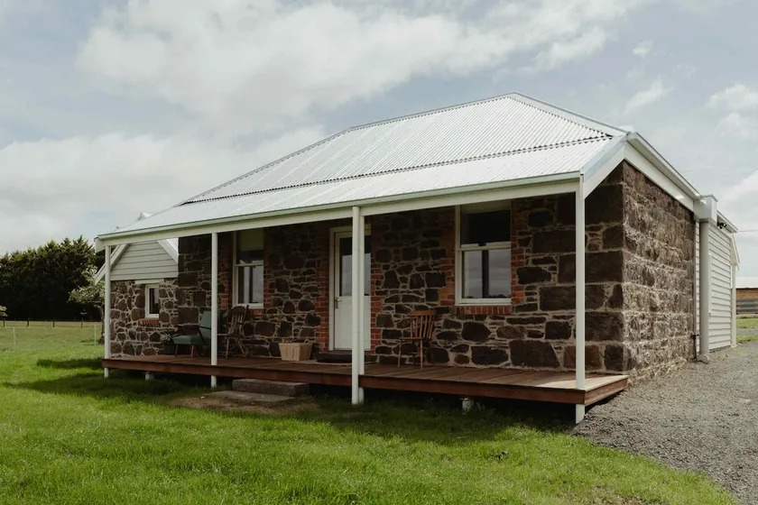 Cosy 2 bdrm cottage farm views15mins from B’rat - Image 1