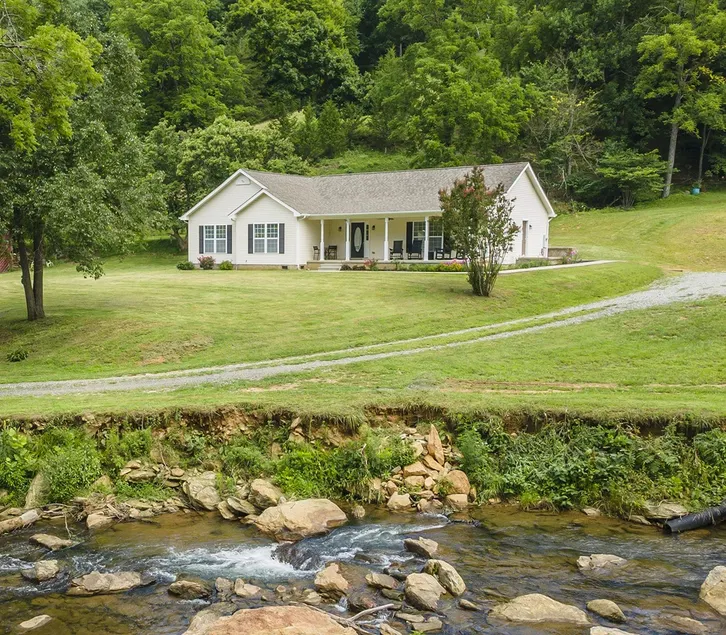 Cedar Creek Retreat | Farm Stay | 25 min to AVL - Image 1
