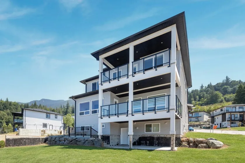 Elegant 4BR Main Suite Family Friendly with Terrace - Image 1