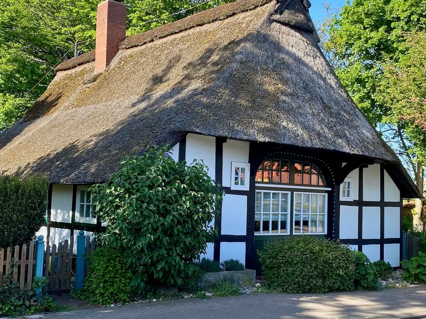 Cottage by the lake, with garden, sun shower and fireplace - Image 1