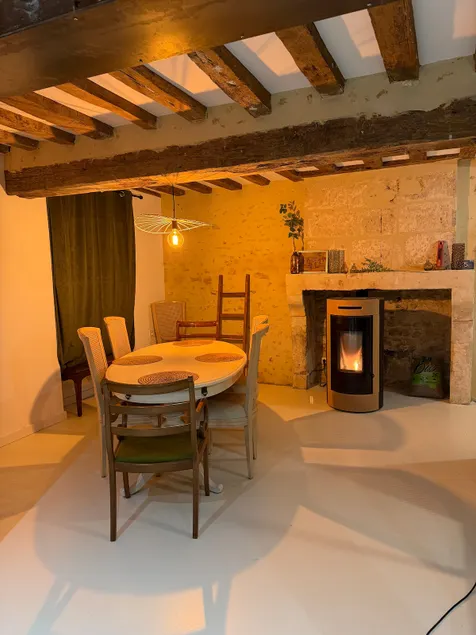 Renovated house near downtown with land - Image 1