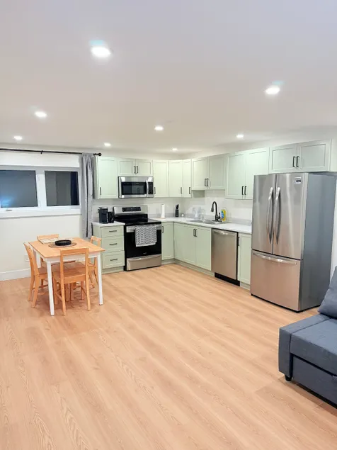 Modern 1BR Close to Major Shopping & Amenities - Image 1