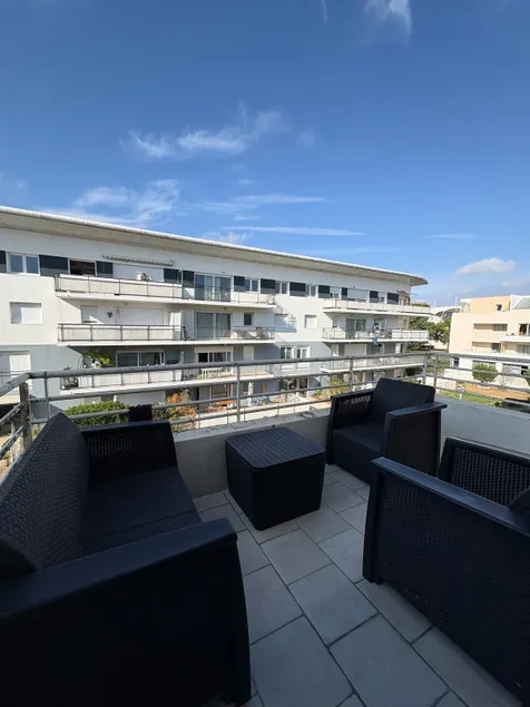 Charming duplex with pool and balcony - Image 1