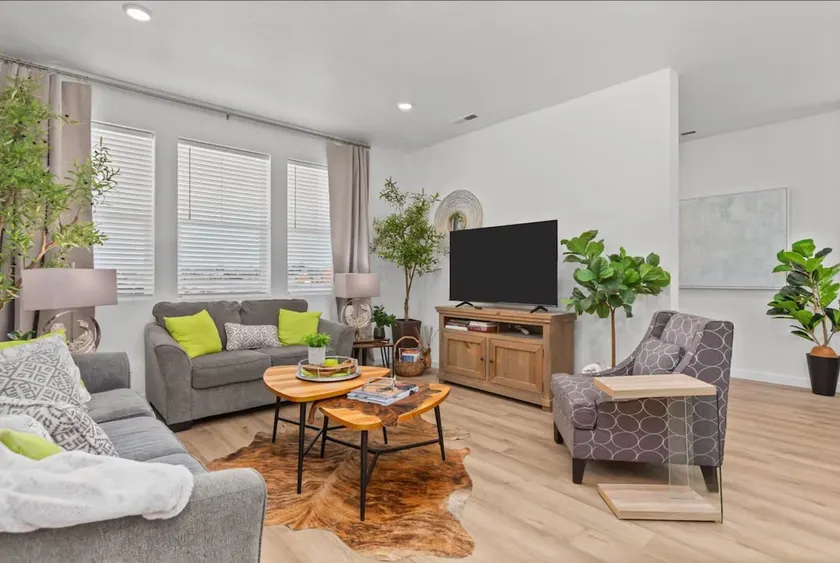 Ashtyn New 4-bdrm Townhome w/2 King Beds, Pool - Image 1