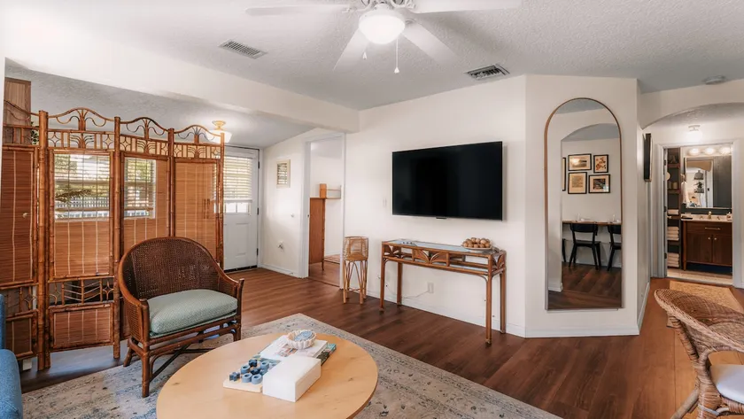 Newly renovated, spotless private bungalow near DT - Image 1