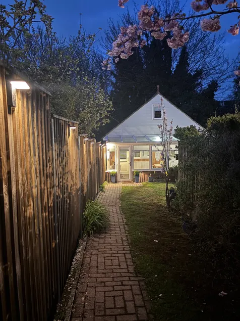 Cozy & Self Contained Garden Bungalow - Image 1