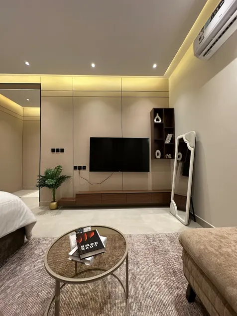 Upscale Hotel-Style Studio for Daily Rent - Image 1