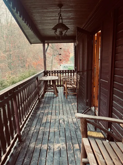 Vacation home with forest view - Image 1