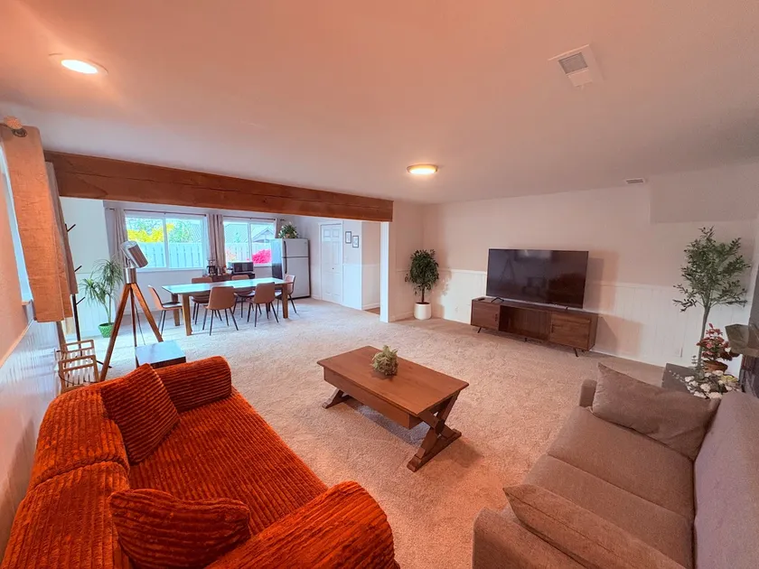 Spacious and comfortable suite in prime location! - Image 1