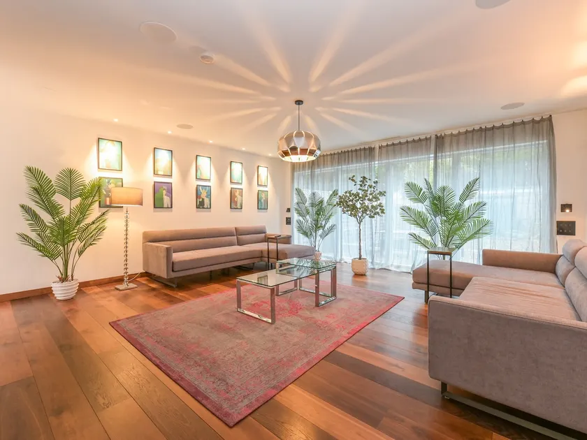 Architect-Designed Luxury House, 3BR Chessington - Image 1