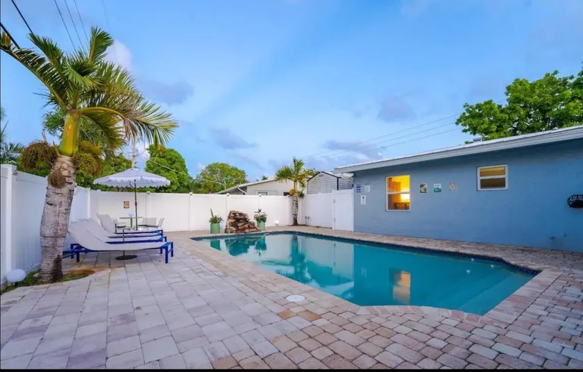 Beachside Pool | Arcade| Pool Table|4 Car parking - Image 1