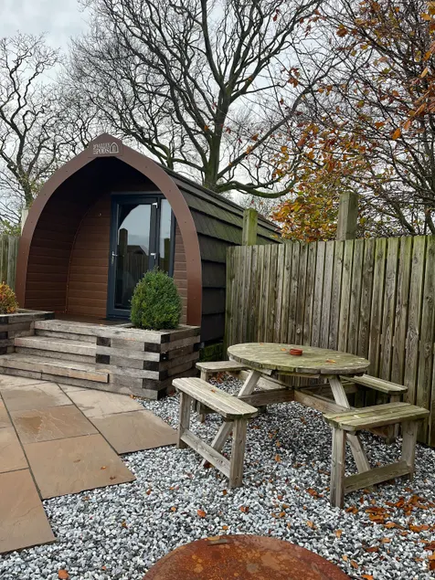 Mill House Farm Pods- Kingfisher - Image 1