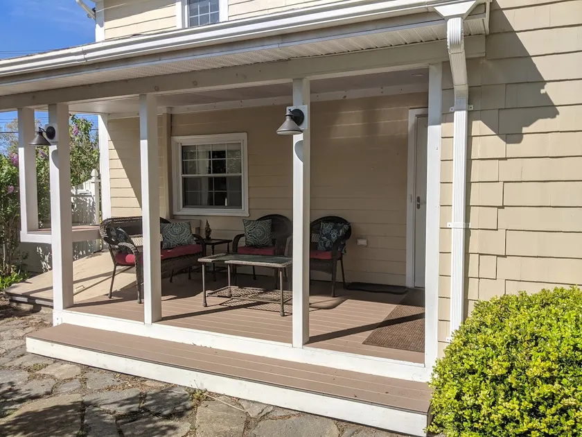 Charming coastal retreat, great for gatherings! - Image 1