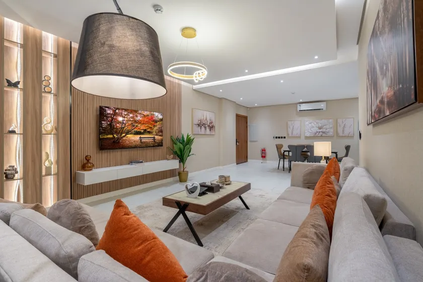 13- Two rooms and a lounge with a hotel style - Image 1