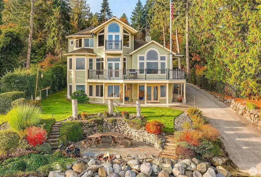 Waterfront Retreat, Sleeps 14, Pickleball & Beach - Image 1
