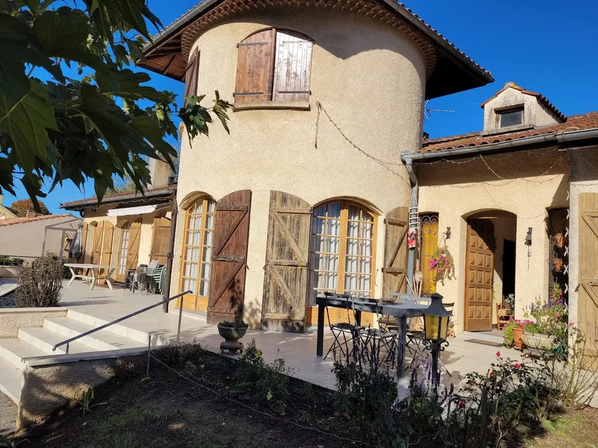 Entire property, 3 bedrooms with double beds - Image 1