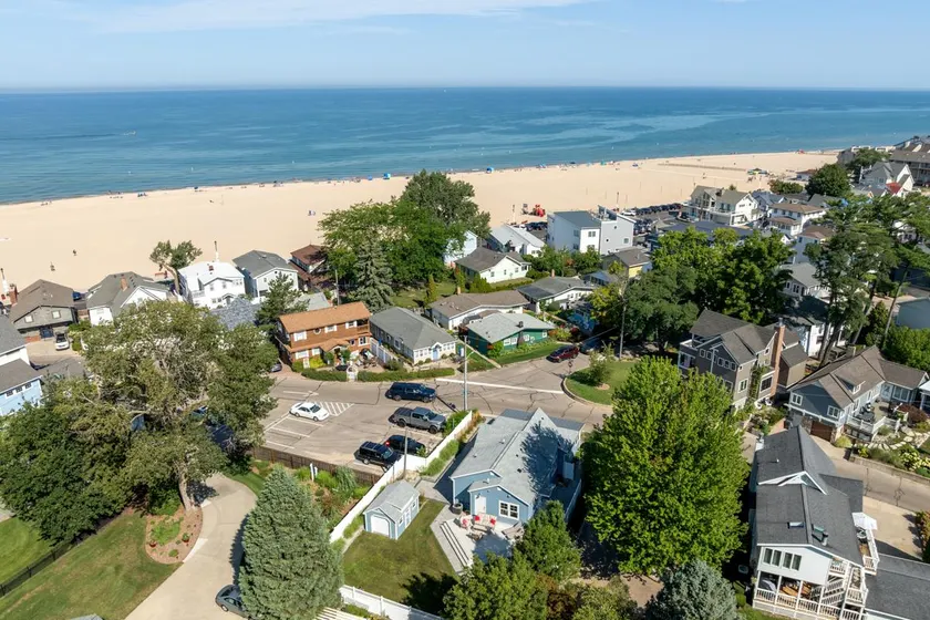 House Haven steps from North Beach walk to town - Image 1