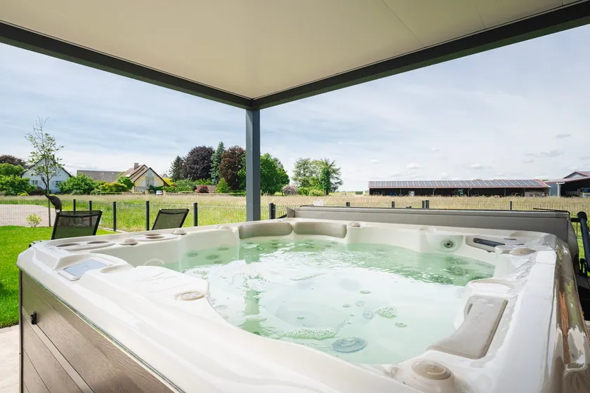 Private Jacuzzi, 3 suites, enclosed garden & parking - Image 1