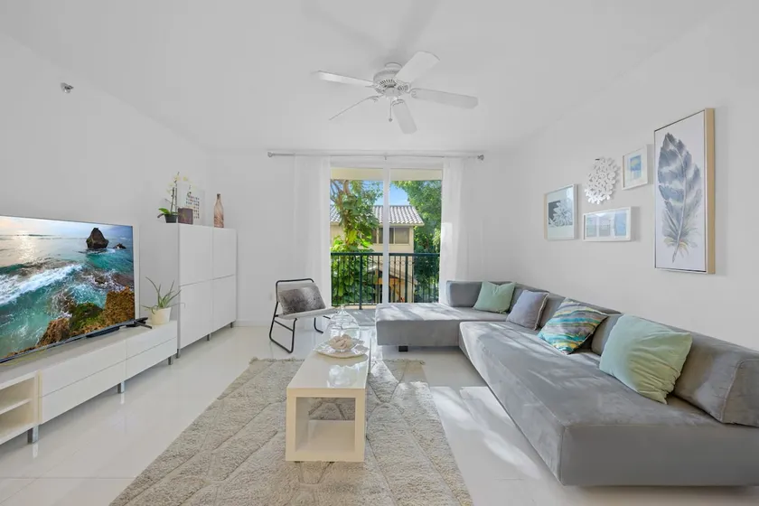 Oceanfront apartment in Surfside - Image 1