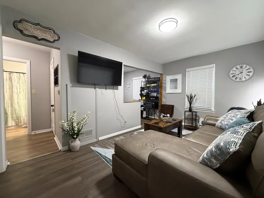 Charming entire home centrally located - Image 1