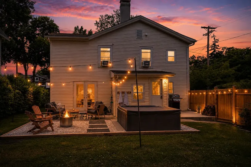 Hot tub; 2 Blocks to Downtown; Sleeps 7 - Image 1
