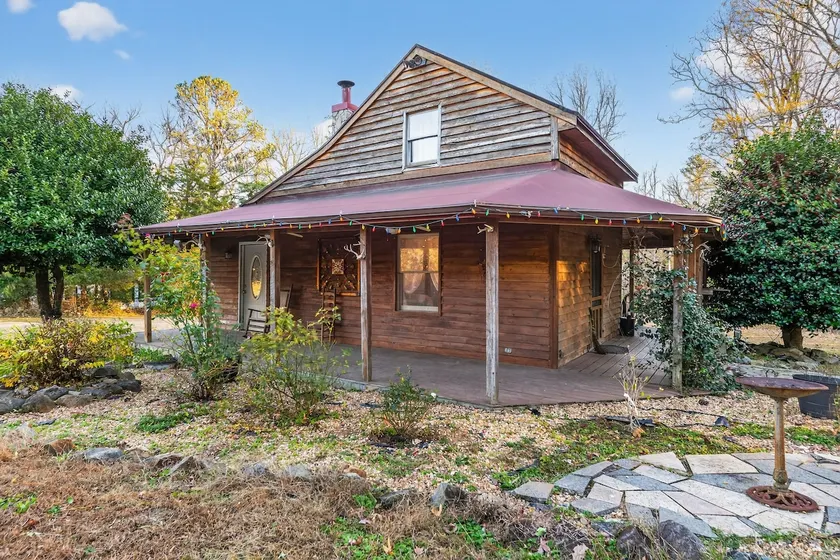The Rustic Roost – Peaceful Farmside Cabin - Image 1